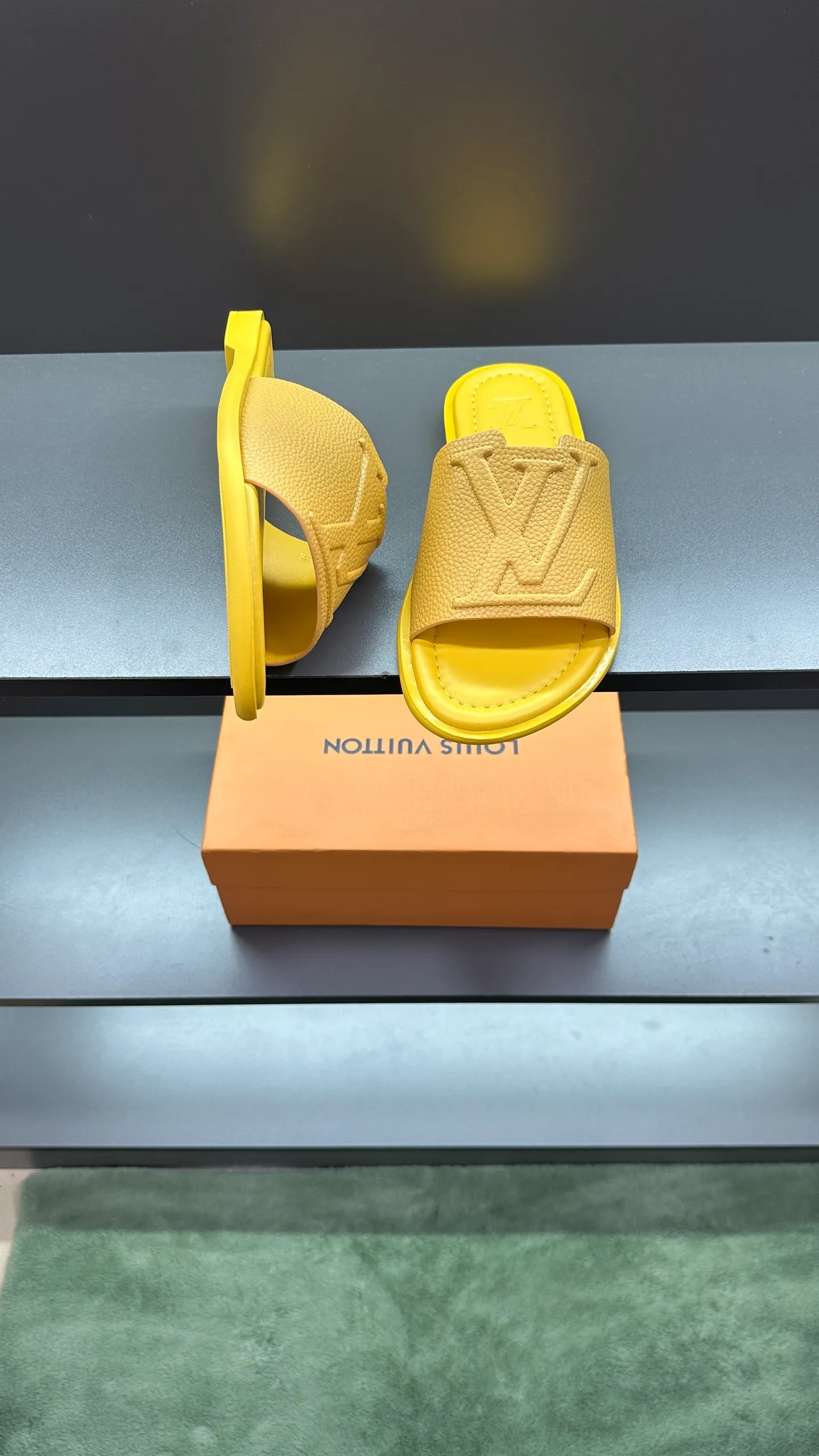 P300 🔍LV Men's Spring and Summer Slippers Counter Synchronization. The uppers are imported cowhide fabrics from Italy, with logo graphics and high-quality craftsmanship. Soles: original soles specially provided by the original factory. Exclusive movable molded soles are super comfortable. Original factory follow-up orders. 🔍🔍High quality. You can enter and leave the counter at will. Welcome to compare. Code number 38-45 No. 058